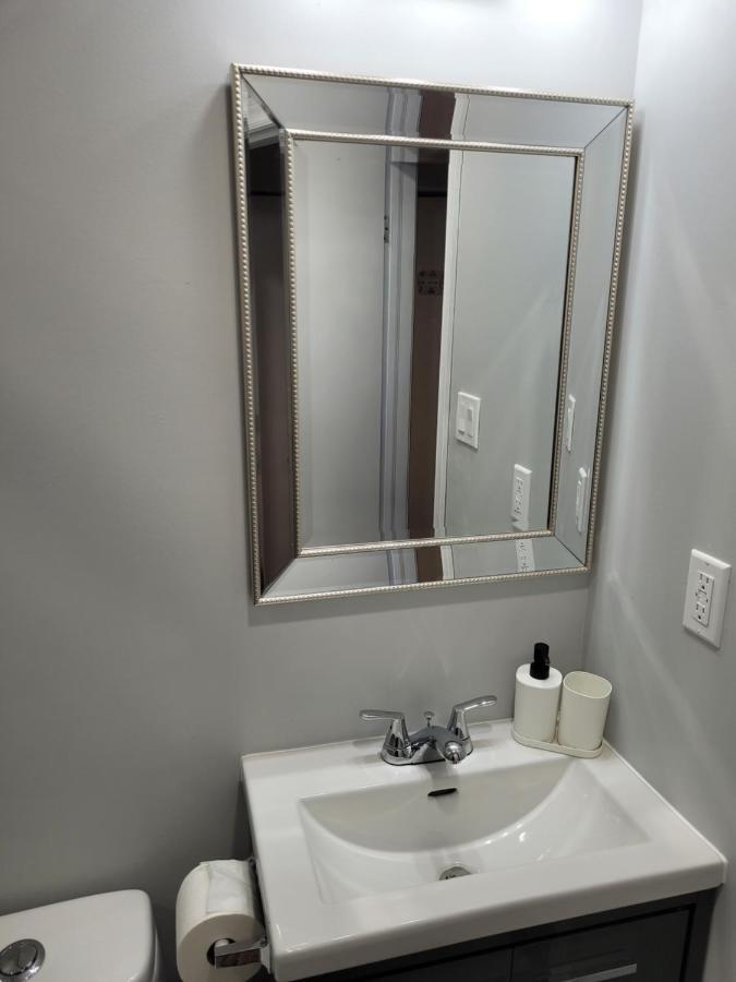 Guest House Basement - Master Bedrooms In Bayview Village تورونتو المظهر الخارجي الصورة
