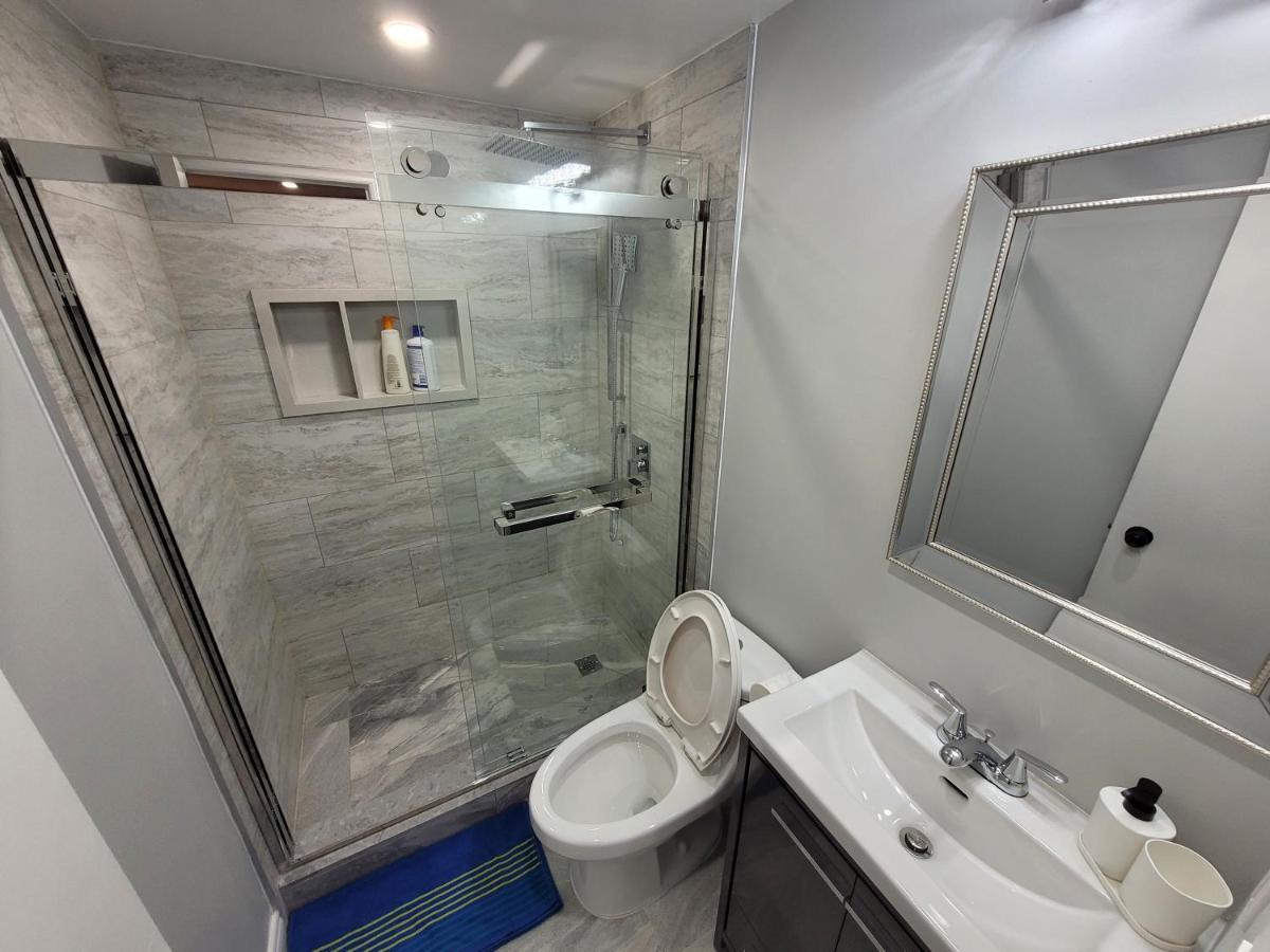 Guest House Basement - Master Bedrooms In Bayview Village تورونتو المظهر الخارجي الصورة