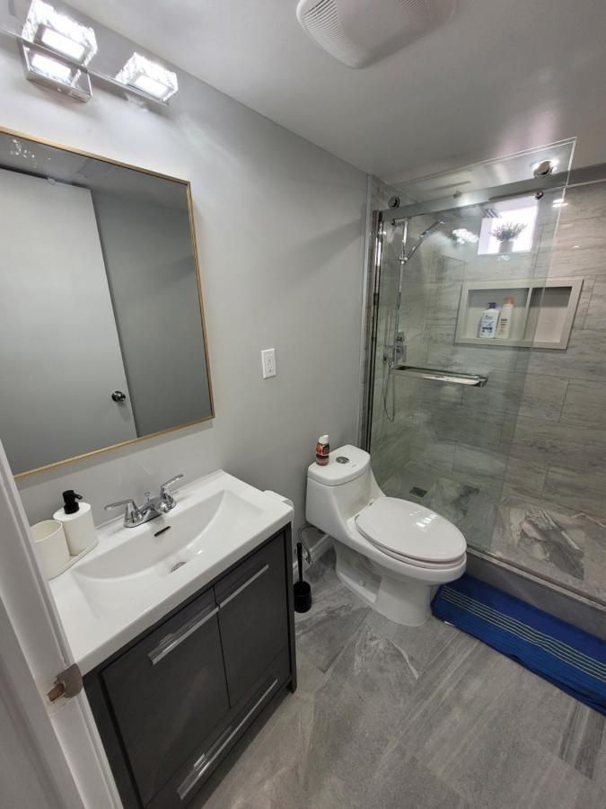 Guest House Basement - Master Bedrooms In Bayview Village تورونتو المظهر الخارجي الصورة