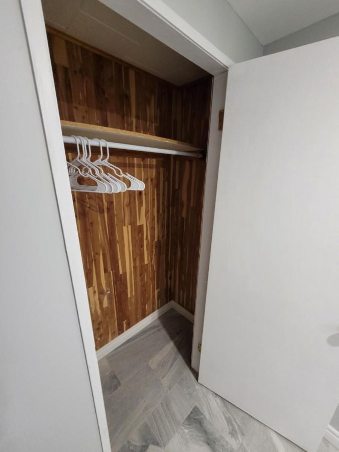Guest House Basement - Master Bedrooms In Bayview Village تورونتو المظهر الخارجي الصورة