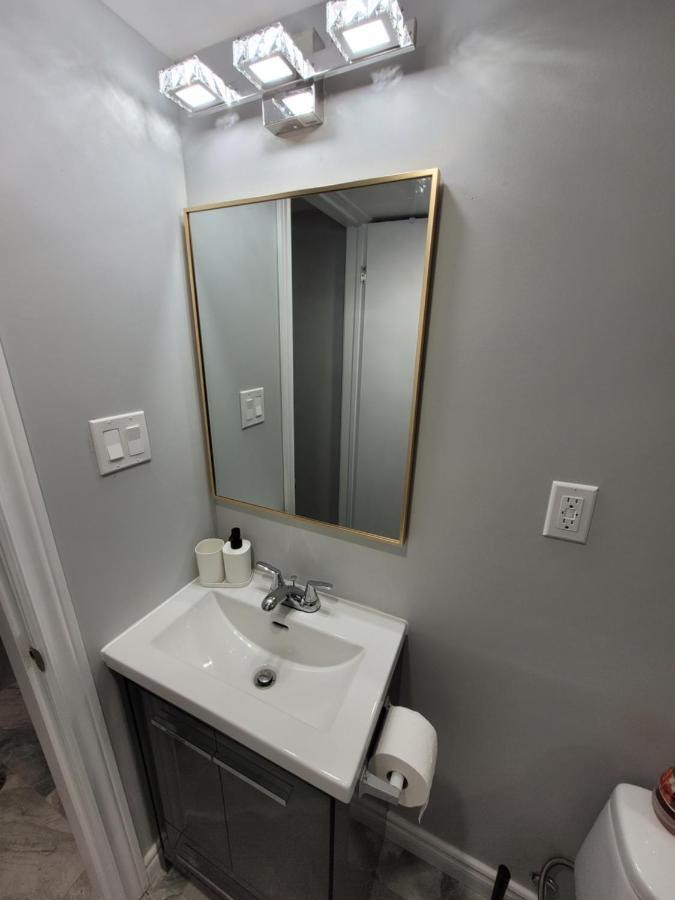 Guest House Basement - Master Bedrooms In Bayview Village تورونتو المظهر الخارجي الصورة