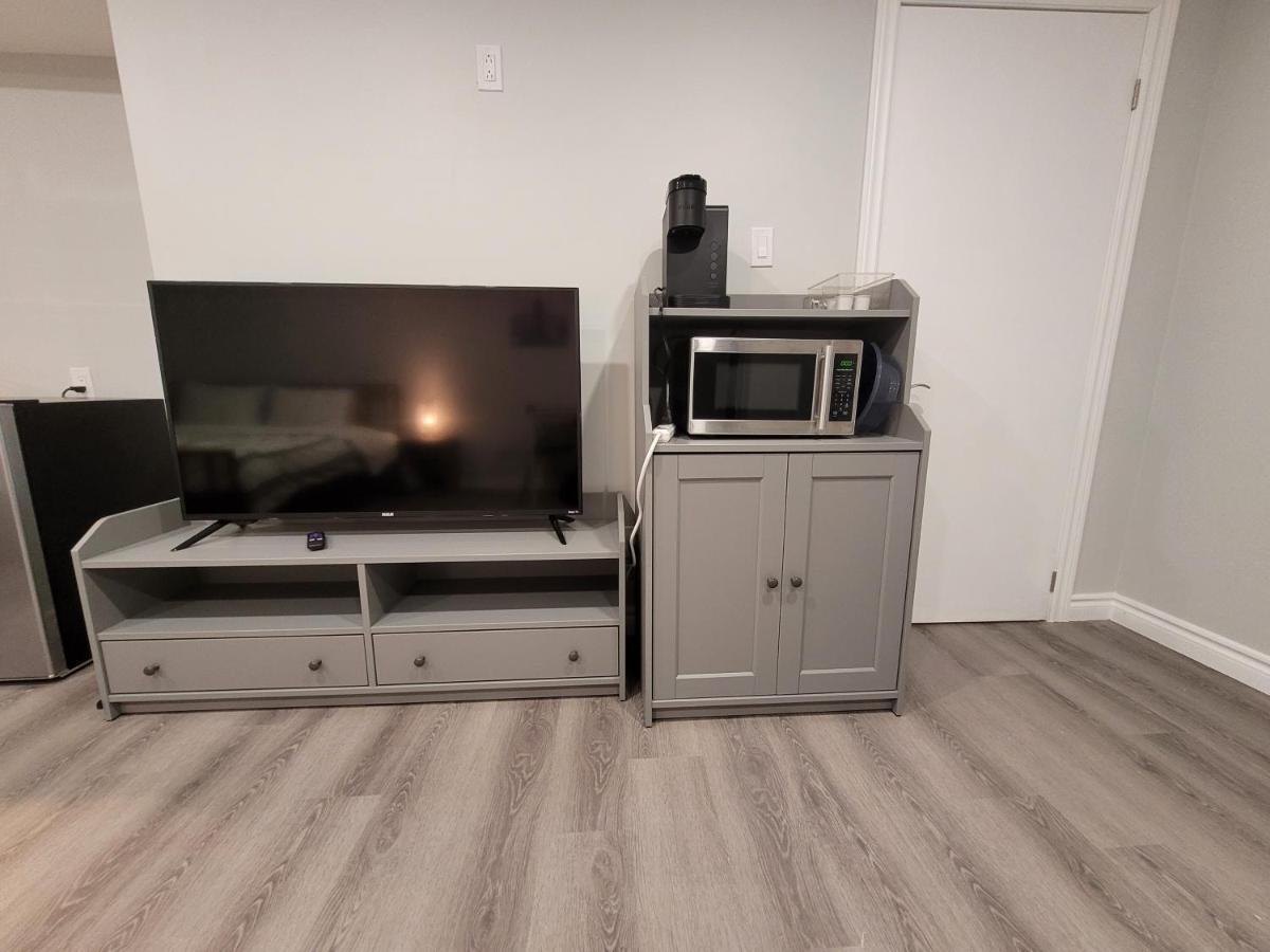 Guest House Basement - Master Bedrooms In Bayview Village تورونتو المظهر الخارجي الصورة